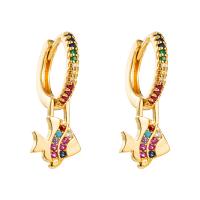 Huggie Hoop Drop Earring, laiton, poisson, Placage de couleur d'or, pavé de micro zircon & pour femme, multicolore Vendu par paire