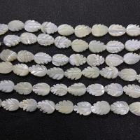Weiße Lippenschale Perlen, Blatt, geschnitzt, DIY, weiß, 10x14mm, Länge:ca. 38 cm, verkauft von Strang