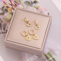 Huggie Hoop Drop Earring, Acier titane, coeur, Placage de couleur d'or, styles différents pour le choix & pavé de micro zircon & pour femme Vendu par PC