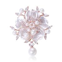 Broche Perle en plastique, laiton, avec coquille blanche & perle de plastique, fleur, Plaqué d'or, bijoux de mode & pavé de micro zircon & pour femme, blanc Vendu par PC