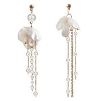 asymmetrische Ohrringe, Messing, mit Kunststoff Perlen, Blume, goldfarben plattiert, Modeschmuck & für Frau, weiß, 15x95mm, verkauft von Paar