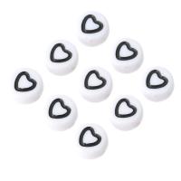 Schmelz Acryl Perlen, flache Runde, DIY & mit einem Muster von Herzen & Emaille, weiß, 7x7x4mm, Bohrung:ca. 1mm, verkauft von Tasche