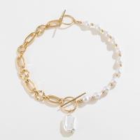 Collier de perles en plastique, laiton, avec Plastique ABS perle & perle de verre & plastique revêtu de cuivre & fer, Placage de couleur d'or, bijoux de mode & pour femme Environ 14.96 pouce, Vendu par PC