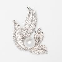 Strass Zink Legierung Brosche, Zinklegierung, mit Kunststoff Perlen, silberfarben plattiert, für Frau & mit Strass, weiß, 49x58mm, verkauft von PC