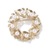 Rhinestone Zinc Alloy Brooch, with Plastic Pearl, fashion jewelry & Unisex, golden 