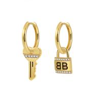 Cubic Zirconia Pendiente Brass Micro Pave, metal, Cerradura y llave, chapado, micro arcilla de zirconia cúbica & para mujer, más colores para la opción, 10x28mm, Vendido por Par