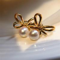 Boucles d'oreilles d'eau douce de Perle , perle d'eau douce cultivée, avec laiton, Noeud papillon, Placage de couleur d'or, bijoux de mode & pour femme, 6-7mm, Vendu par paire