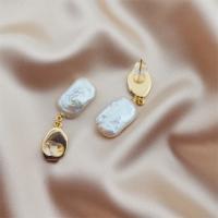 Boucles d'oreilles d'eau douce de Perle , perle d'eau douce cultivée, avec laiton, Placage de couleur d'or, bijoux de mode & pour femme, blanc, 11-12mm, Vendu par paire