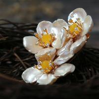 Freshwater Pearl Brooch, with Beeswax & Brass, gold color plated, fashion jewelry & for woman, white 