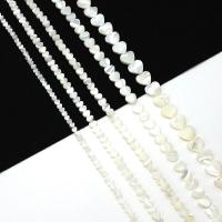 Weiße Lippenschale Perlen, Herz, geschnitzt, DIY & verschiedene Größen vorhanden, weiß, Länge:ca. 38 cm, verkauft von Strang