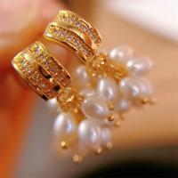 Boucles d'oreilles d'eau douce de Perle , perle d'eau douce cultivée, avec laiton, Placage de couleur d'or, bijoux de mode & pour femme & avec strass, blanc, 4-5mm, Vendu par paire