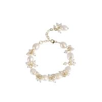 bracelet en laiton de perle d'eau douce cultivée, avec laiton, avec 2.17inch chaînes de rallonge, bijoux de mode & pour femme, doré Environ 6.3 pouce, Vendu par brin