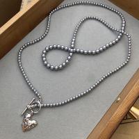 Collier de chaîne de chandail en laiton, perle de plastique, avec laiton, bijoux de mode & pour femme, gris Environ 80 cm, Vendu par PC