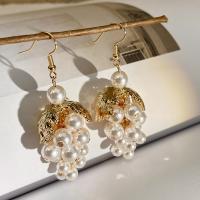 Boucle d'oreille en goutte de laiton, avec perle de plastique, Plaqué d'or, bijoux de mode & pour femme, doré, 65mm, Vendu par paire