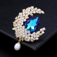 Freshwater Pearl Brooch, Brass, with Freshwater Pearl, Vacuum Ion Plating, fashion jewelry & micro pave cubic zirconia & for woman, gold 