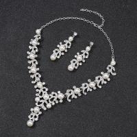 Conjunto de joyería de diamantes de imitación de la aleación de Zinc, Pendiente de stud & collar, con Perlas plásticas, 2 piezas & para mujer & con diamantes de imitación, Blanco, 60mm,19x63mm, longitud:aproximado 16.54 Inch, Vendido por Set[
