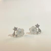 Pendiente de plata cubic zirconia Micro Pave Sterling, plata de ley 925, con Nácar Blanca, Flor, chapado en platina real, micro arcilla de zirconia cúbica & para mujer, 8x9mm, Vendido por Par[