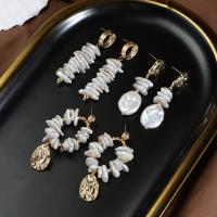 Boucles d'oreilles d'eau douce de Perle , perle d'eau douce cultivée, avec laiton, Placage de couleur d'or, bijoux de mode & styles différents pour le choix & pour femme, Vendu par paire[