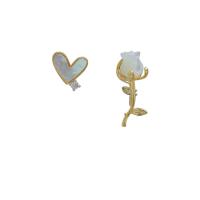 Boucles d'oreilles asymétriques, laiton, avec Huître perlière, Placage de couleur d'or, bijoux de mode & pavé de micro zircon & pour femme  Vendu par paire