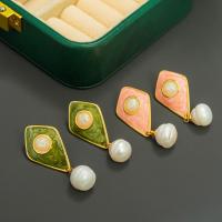 Boucles d'oreilles d'eau douce de Perle , laiton, avec perle & résine, Placage de couleur d'or, bijoux de mode & pour femme & émail, plus de couleurs à choisir Vendu par paire