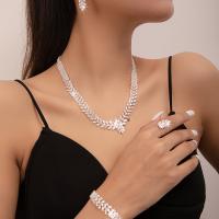 Conjunto de joyería de diamantes de imitación de la aleación de Zinc, pulsera & pendiente & collar, chapado, tres piezas & diferentes patrones para la opción & con diamantes de imitación, plateado, Vendido por Set[