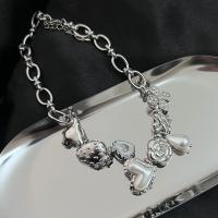 Rhinestone Zinc Alloy Necklace, with Plastic Pearl, fashion jewelry & with rhinestone 