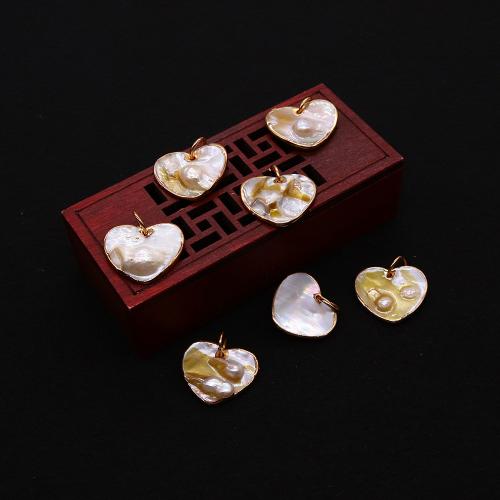 Pendentifs de coquille en laiton, avec perle & laiton, coeur, Placage de couleur d'or, bijoux de mode & DIY, blanc Vendu par PC