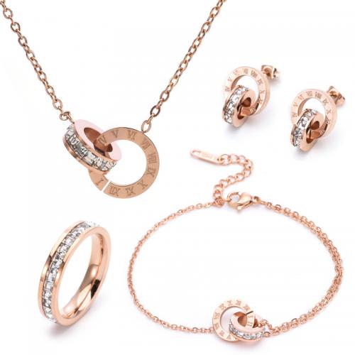 Titanio conjunto de joyas de acero, Partículas de acero, Pendiente de stud & anillo de dedo & pulsera & collar, chapado, para mujer & con diamantes de imitación, color de rosa dorada, Vendido por Set