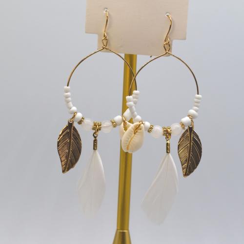 Mode boucle d'oreille plume, avec Seedbead & coquille de trompette & alliage de zinc, Placage de couleur d'or, bijoux de mode & pour femme, plus de couleurs à choisir Vendu par paire