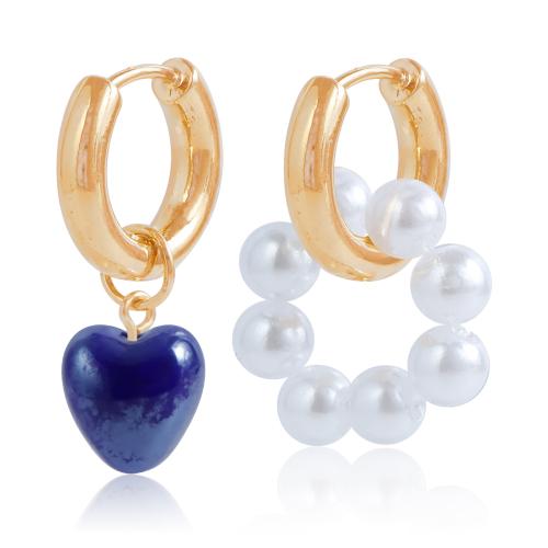 Boucles d'oreilles asymétriques, alliage de zinc, avec plastique & perle de plastique, coeur, Placage de couleur d'or, pour femme, plus de couleurs à choisir, Vendu par PC[