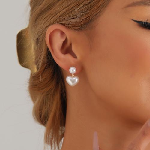 Boucle d'oreille de goutte acrylique, alliage de zinc, avec Acrylique, coeur, Placage de couleur d'or, pour femme, blanc, Vendu par paire