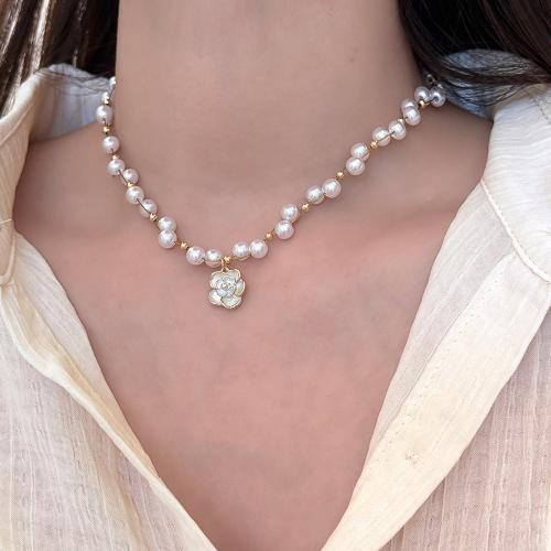 Plastik-Perlenkette, Messing, mit Kunststoff Perlen, Blume, goldfarben plattiert, für Frau & Emaille, weiß, Länge:45 cm, verkauft von PC