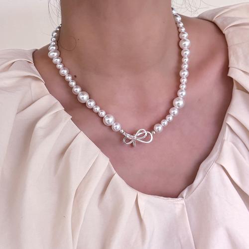 Plastik-Perlenkette, Zinklegierung, mit Kunststoff Perlen, Schleife, silberfarben plattiert, für Frau, weiß, Länge:45 cm, verkauft von PC