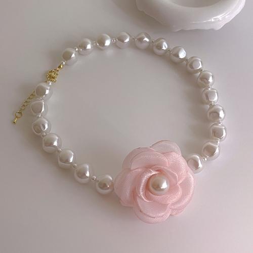 Collier de perles en plastique, laiton, avec tissu & perle de plastique, fleur, Placage de couleur d'or, pour femme, rose cm, Vendu par PC
