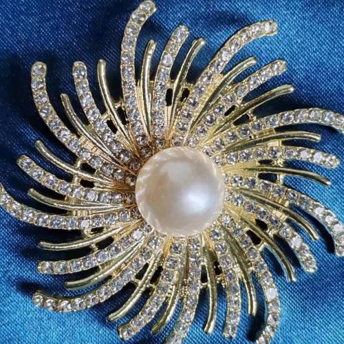 Plastic Pearl Brooch, Zinc Alloy, with Plastic Pearl, plated, Unisex & with rhinestone, golden, 50mm 