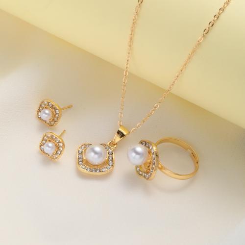 Conjunto de joyería de diamantes de imitación de la aleación de Zinc, Pendiente de stud & anillo de dedo & collar, con Perlas plásticas, tres piezas & para mujer & con diamantes de imitación, dorado, Vendido por Set