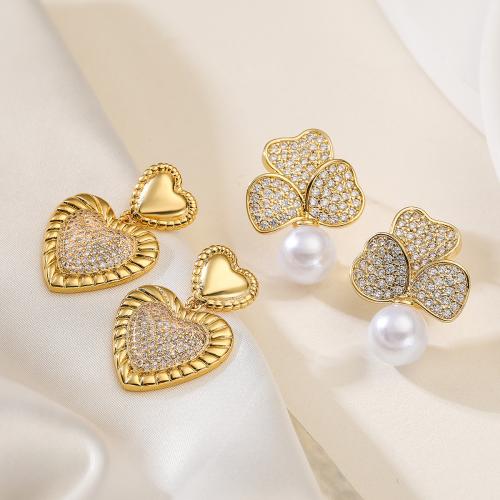 Cubic Zirconia Pendiente Brass Micro Pave, metal, con Perlas plásticas, chapado, Joyería & diferentes patrones para la opción & micro arcilla de zirconia cúbica, dorado, Vendido por Par