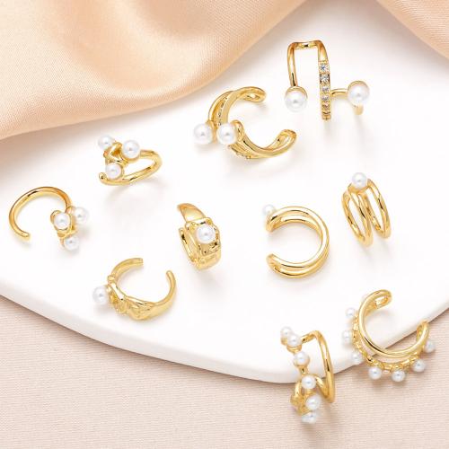 Cubic Zirconia Pendiente Brass Micro Pave, metal, con Perlas plásticas, chapado en color dorado, Joyería & diferentes patrones para la opción & micro arcilla de zirconia cúbica, dorado, Vendido por Par