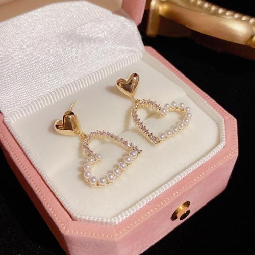 Cubic Zirconia Pendiente Brass Micro Pave, metal, con Perlas plásticas, Corazón, chapado en oro real, micro arcilla de zirconia cúbica & para mujer, dorado, 25x14mm, Vendido por Par