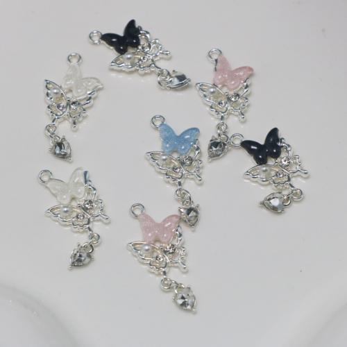 Pendentifs de stras en alliage Zinc, alliage de zinc, avec résine & perle de plastique, papillon, Placage de couleur argentée, DIY & avec strass, plus de couleurs à choisir, Vendu par PC