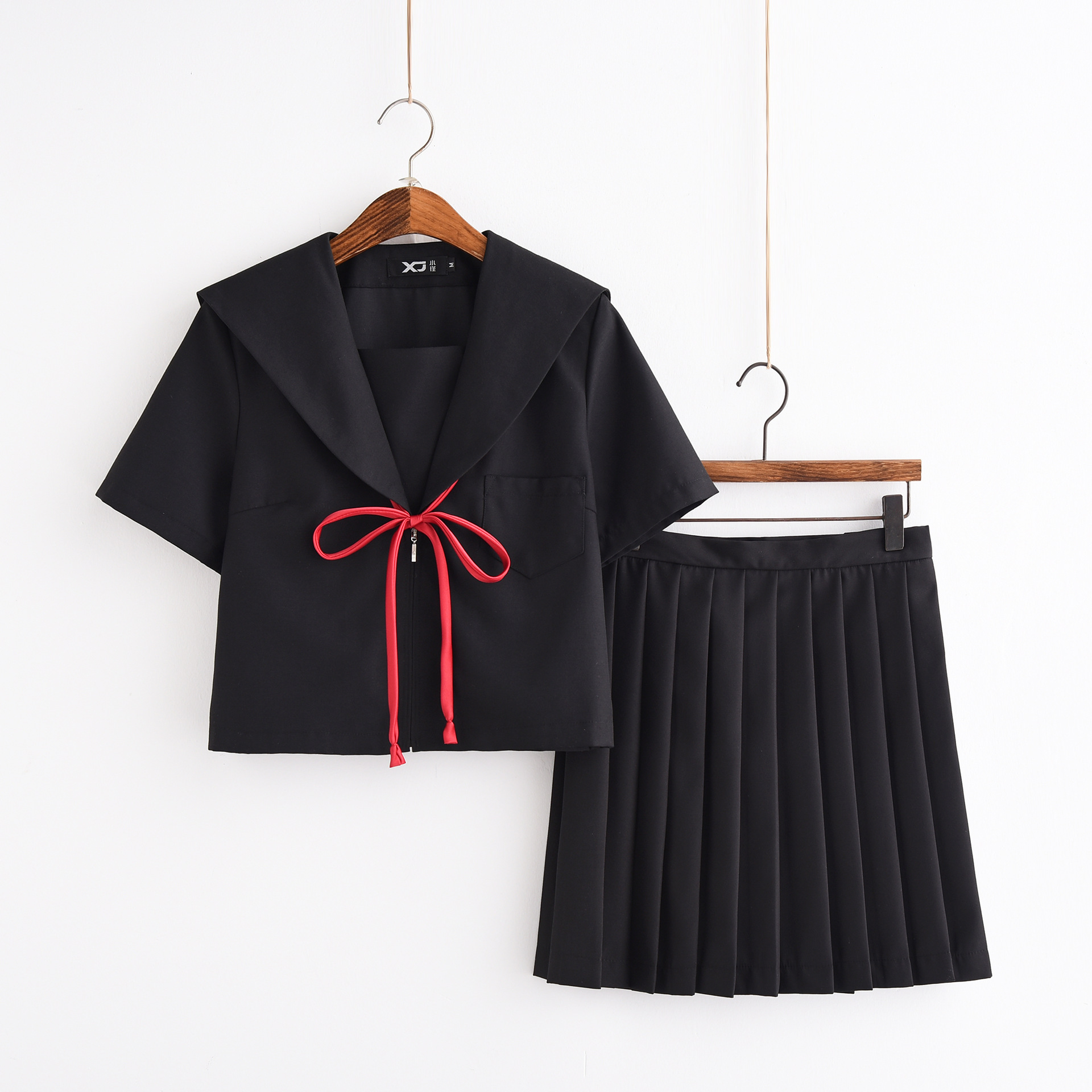 short sleeve shirt   black skirt send red rope