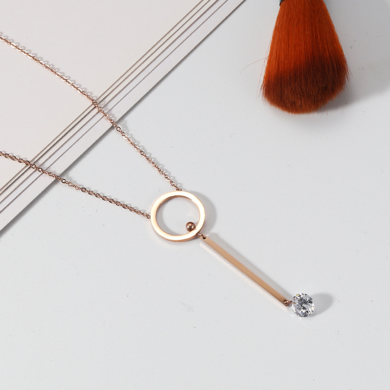 4:A pendant, a diamond, a necklace