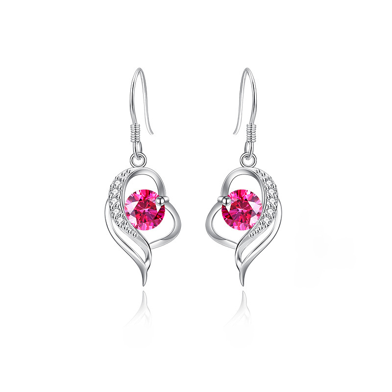 4:A pair of red diamond earrings
