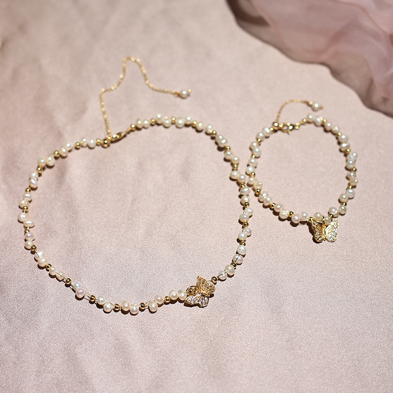 A set of bracelet necklace