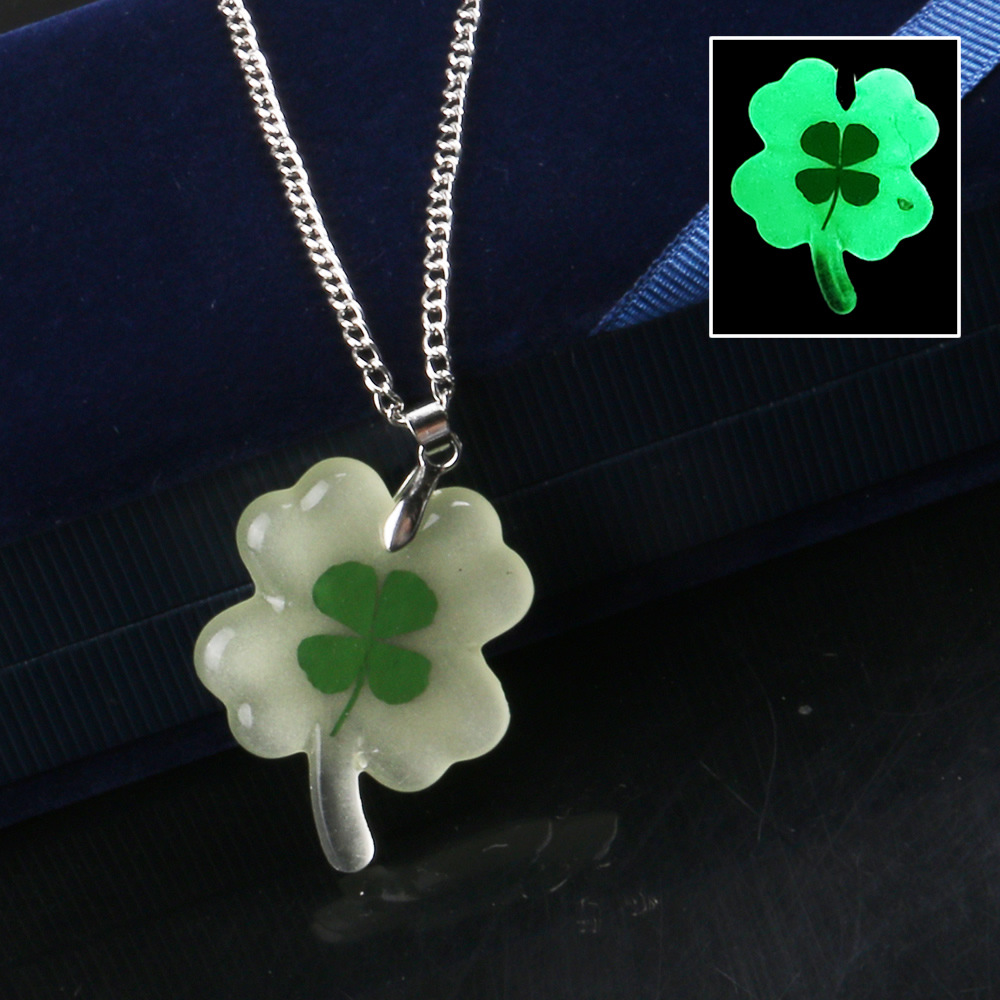 Four leaf clover necklace 26 x 34 mm
