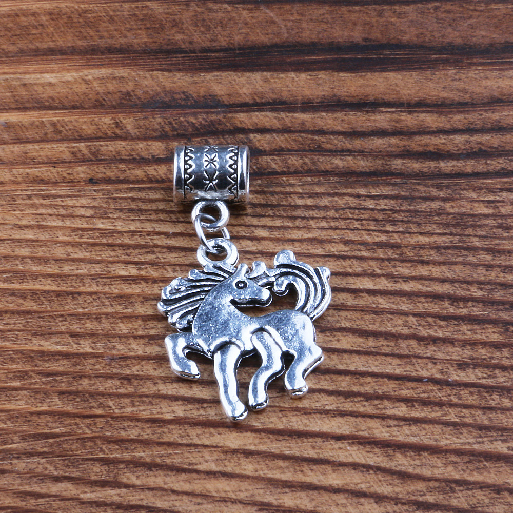 Unicorn-shaped pendant with a ring