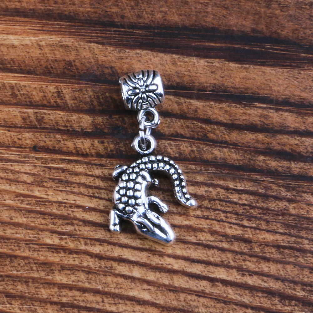 With a ring gecko pendant