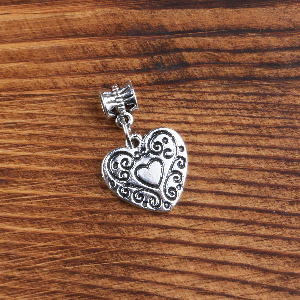 3:With a heart-shaped pendant
