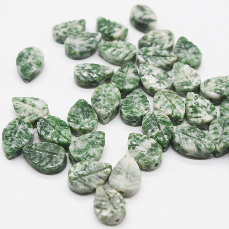 4:зеленое пятно камень