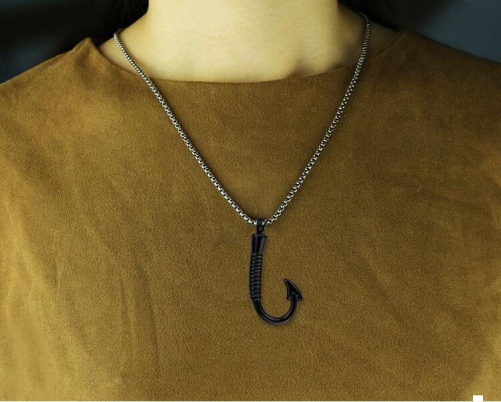Black pendant formula pearl necklace